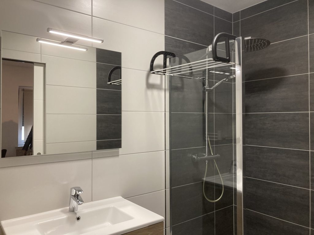 Dudhome: Shower room, bedroom 1